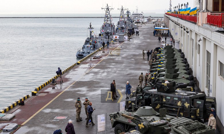 На одесском морвокзале в честь Дня Вооруженных сил проходит выставка военной техники