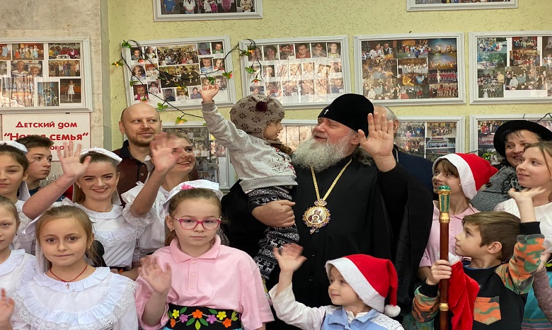 На Закарпатье УПЦ помогла детям и нуждающимся ко дню святого Николая