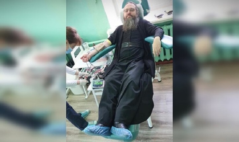 В Нежине митрополит и священники УПЦ стали донорами крови