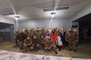 Капелланы УПЦ передали гуманитарную помощь военным в зоне ООС и детям-сиротам