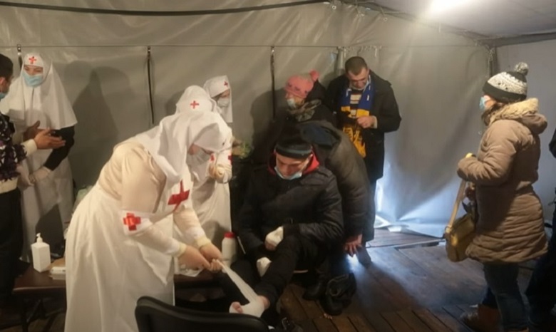 В столице волонтеры УПЦ обустроили пункт обогрева и накормили бездомных на Новый год