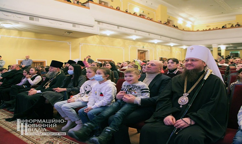 В Черкассах УПЦ провела благотворительную елку для 900 нуждающихся детей