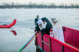 Крещение Господне на Днепре: Предстоятель УПЦ освятил воды реки, киевляне - пили Агиасму и окунались