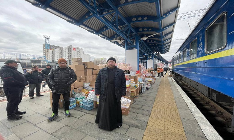 В Киеве духовенство и волонтеры УПЦ встретили гуманитарный груз от Румынской Православной Церкви
