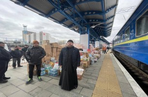 В Киеве духовенство и волонтеры УПЦ встретили гуманитарный груз от Румынской Православной Церкви