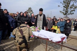 На Буковине, Херсонщине, Хмельнитчине священники УПЦ отпели украинских воинов