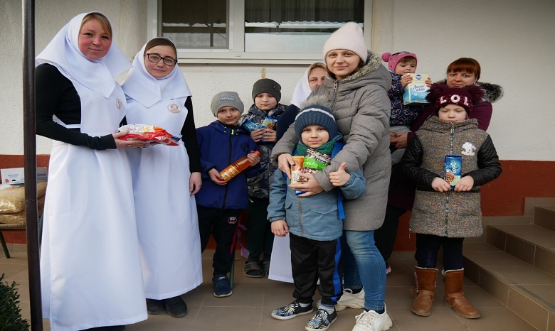 На Закарпатье сестричество УПЦ передало помощь переселенцам