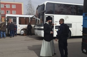 Священники УПЦ вывезли из Луганской области более 550 беженцев