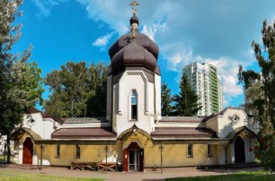 В Киеве представители ПЦУ отобрали у общины УПЦ храм