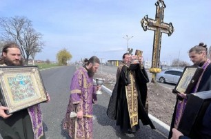 В Днепре священники и верующие УПЦ прошли крестным ходом с иконами, молясь о мире