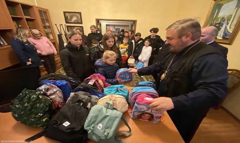 Митрополит УПЦ передал гуманитарную помощь харьковчанам, укрывающимся в метро
