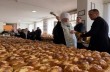 На Закарпатье митрополит УПЦ освятил 5 тыс пасок для военных, переселенцев и нуждающихся