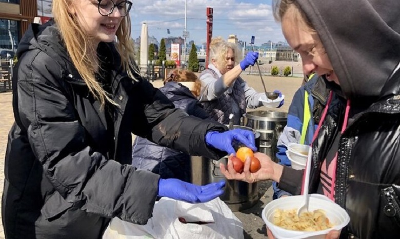 В Киеве волонтеры УПЦ поздравили бедных и беспризорных с Пасхой