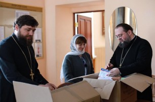 Киевские духовные школы УПЦ передали столичным больницам медпрепараты