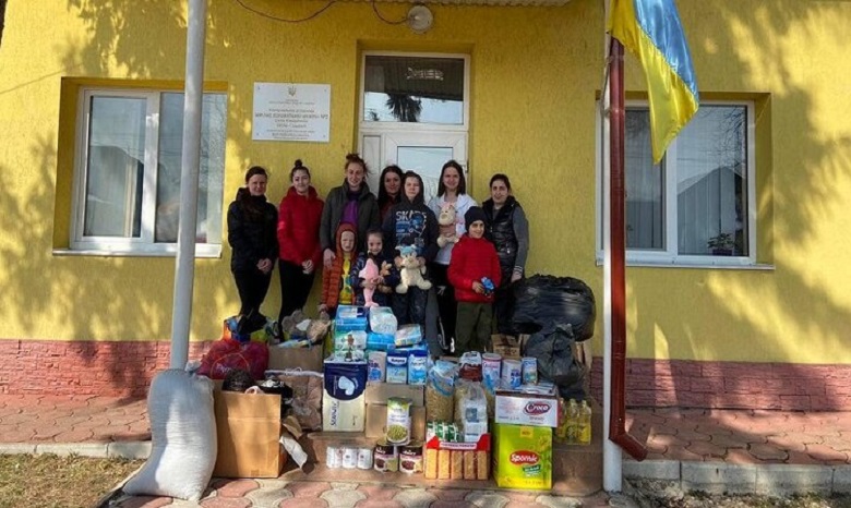 На Буковине верующие УПЦ передали беженцам помощь из Италии и Румынии