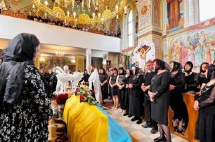 На Черниговщине и Закарпатье священники УПЦ отпели украинских воинов