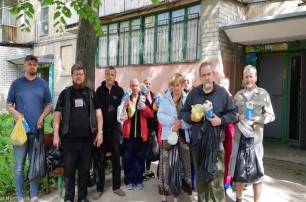 В Харькове священники УПЦ передали гуманитарную помощь нуждающимся