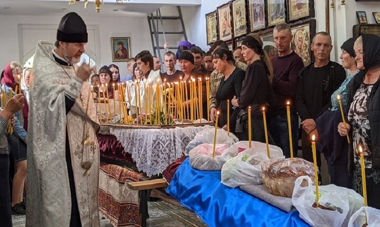 Священники УПЦ в пяти епархиях отпели украинских воинов