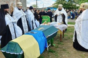 Священники УПЦ в семи епархиях отпели украинских воинов