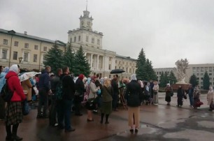 В Хмельницком верующие захваченного храма УПЦ молятся возле Областной военной администрации