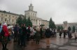 В Хмельницком верующие захваченного храма УПЦ молятся возле Областной военной администрации