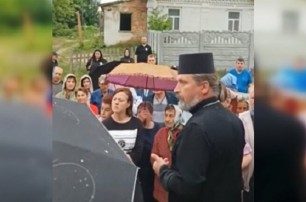 На Киевщине сторонники ПЦУ угрожали настоятелю и верующим храма УПЦ