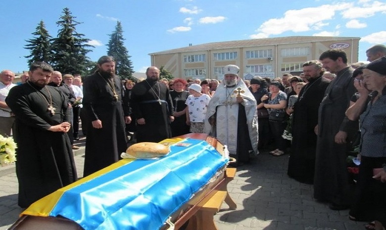 Священники УПЦ в пяти епархиях простились с погибшими украинскими воинами