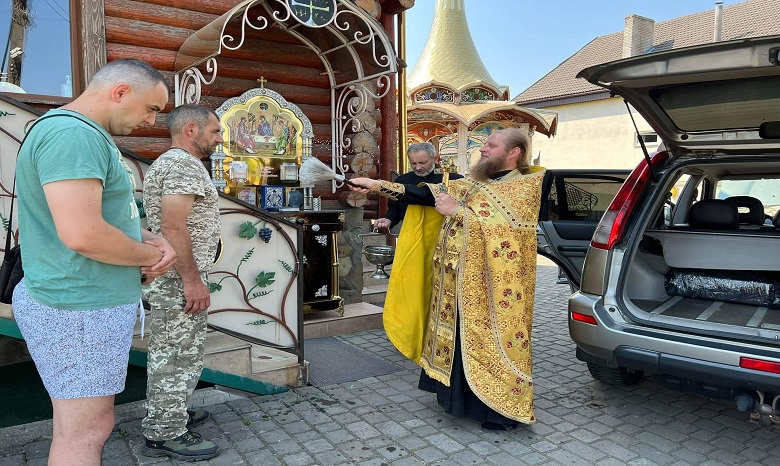 На Закарпатье верующие УПЦ передали автомобиль воинам ВСУ