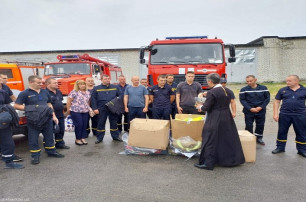 В Харькове волонтеры УПЦ передали гуманитарную помощь сотрудникам МЧС