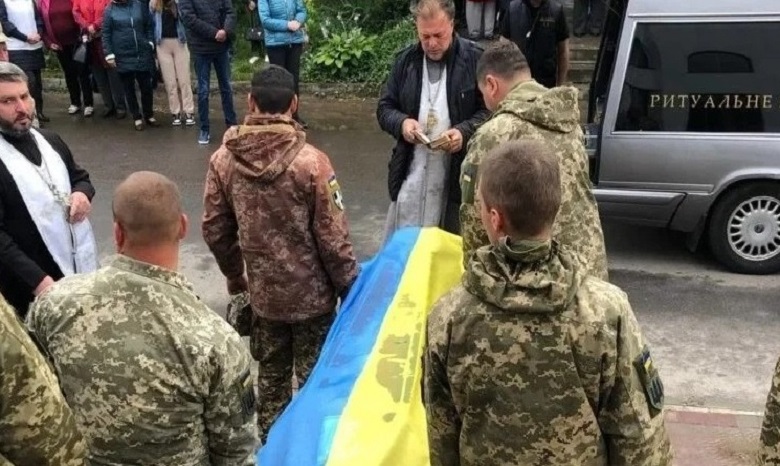 Священники УПЦ отпели погибших жителей в Харькове и воина в Ровенской области