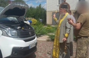 На Житомирщині віруючі УПЦ купили автомобіль для ЗСУ