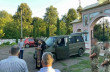 На Буковині віруючі УПЦ передали автомобіль на потреби ЗСУ