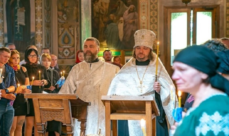 Священники УПЦ у семи єпархіях відспівали 19 воїнів ЗСУ