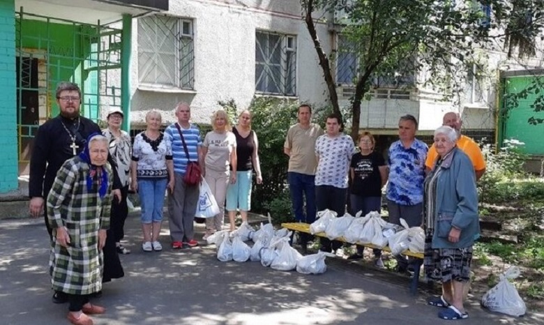 У Харкові священники УПЦ передали гуманітарну допомогу нужденним та біженцям