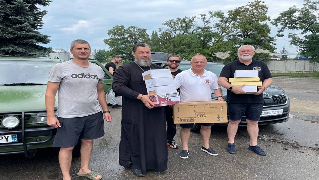 Священник Полтавської єпархії УПЦ передав гуманітарну допомогу українським військовим