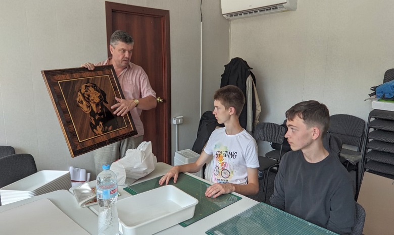 У столиці УПЦ відкрила майстерню для підлітків із виготовлення картин
