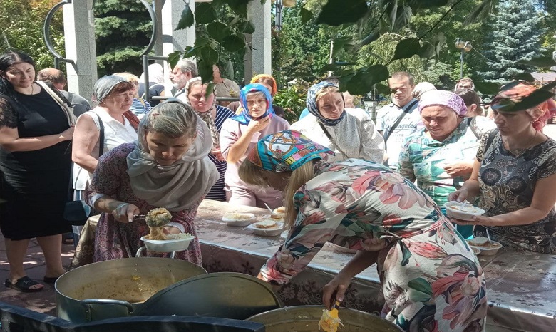 У Полтаві УПЦ щотижня годує біженців та нужденних
