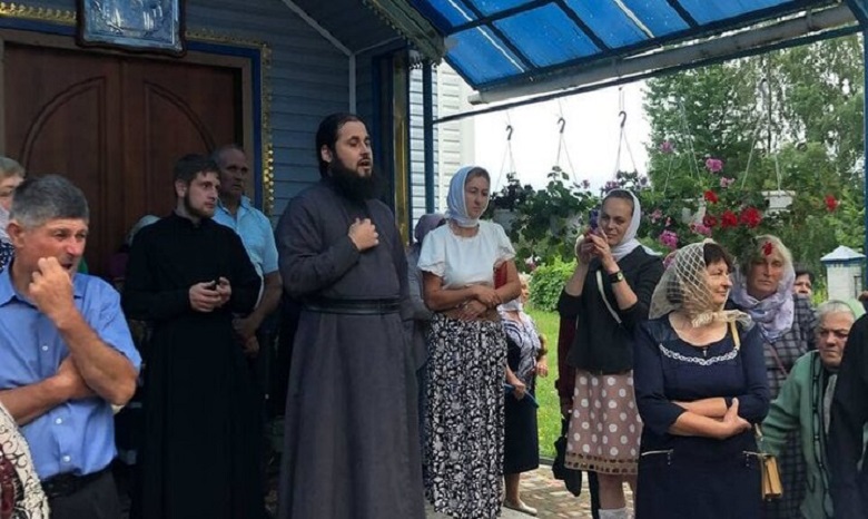 На Рівненщині прихильники ПЦУ вимагають віддати їм храм УПЦ
