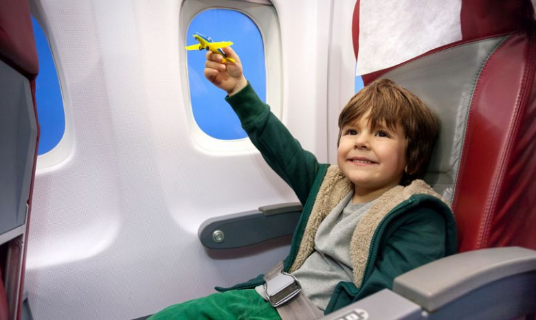 Первый полет с ребенком: как развлекать малыша в самолете?
