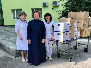 У Черкасах УПЦ передали гуманітарну допомогу медикам та переселенцям