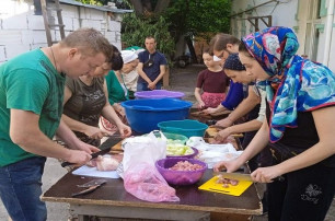 У столиці православні волонтери готують обіди для воїнів ЗСУ