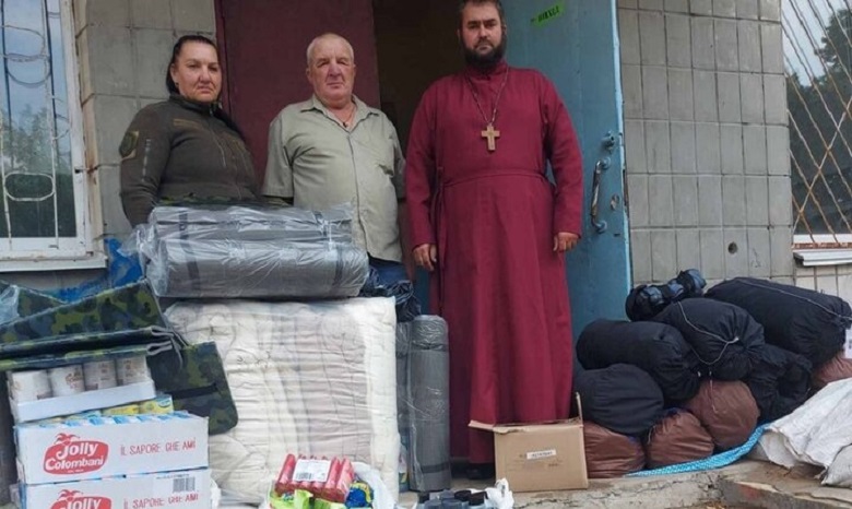 Священники УПЦ передали медикаменти та спорядження українським військовим на передову