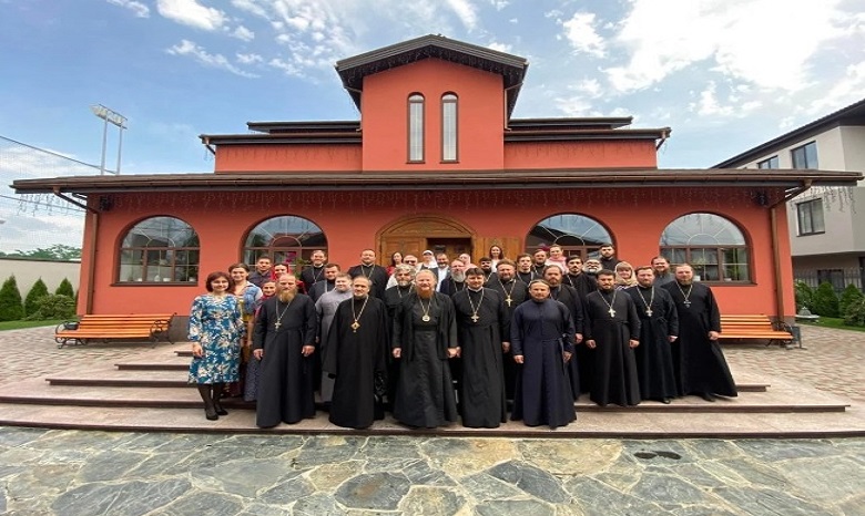 У столиці «молодіжні» священники УПЦ розповіли про служіння за умов війни