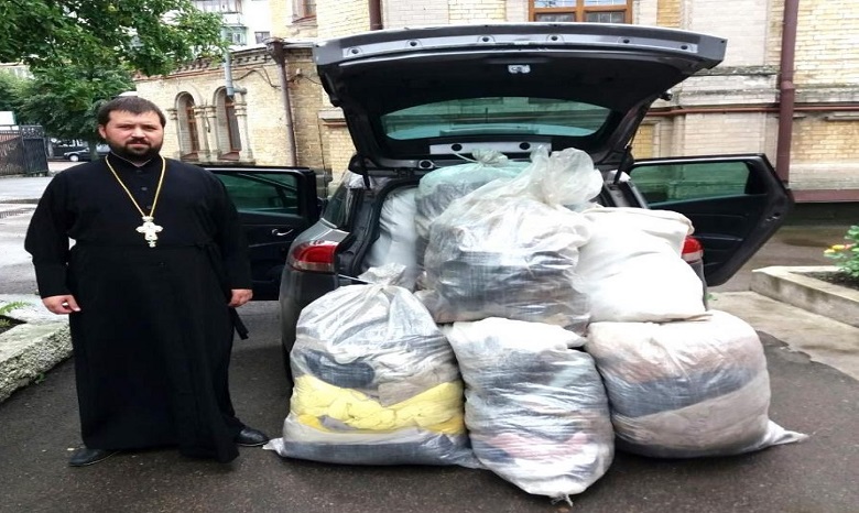 На Житомирщині священники УПЦ передали гуманітарну допомогу ЗСУ та біженцям