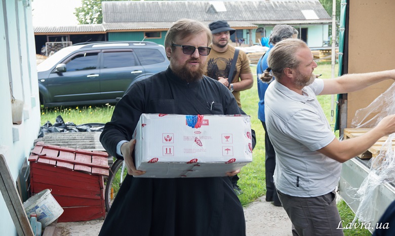 Монахи Києво-Печерської лаври передали гуманітарну допомогу на Чернігівщину