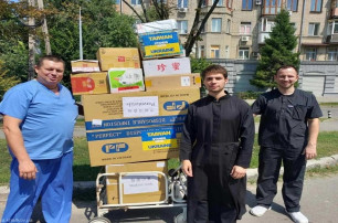У Харкові священники УПЦ передали ліки та обладнання медикам та ЗСУ