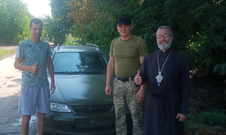 На Кіровоградщині віруючі УПЦ передали автомобіль для ЗСУ