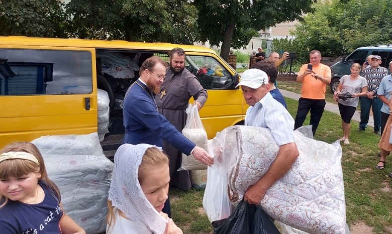 У єпархіях УПЦ допомагає переселенцям, українським військовим та нужденним