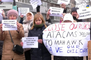 Жителі міста Дніпро провели акцію під будинком, куди 14 січня влучила російська ракета