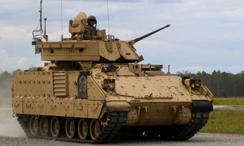 Транспортне командування США опублікувало відео завантаження бойових машин Bradley для України